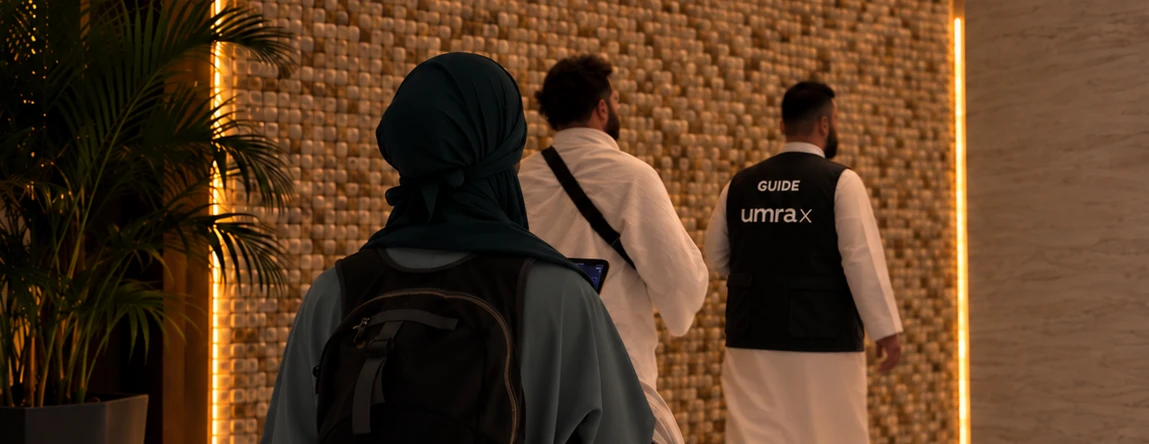 umrax-Guide begleitet eine Familie mit Kinderwagen durch die Hotellobby